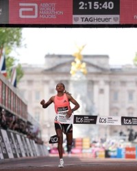 阿塞法2:15:40卫冕伦敦马拉松，刷新纯女子马拉松世界纪录